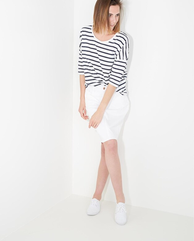 Nu koop je een marineblouse tegen 30 procent korting bij JBC.be. Een wit rokje zorgt voor een extra zoemrs effect.