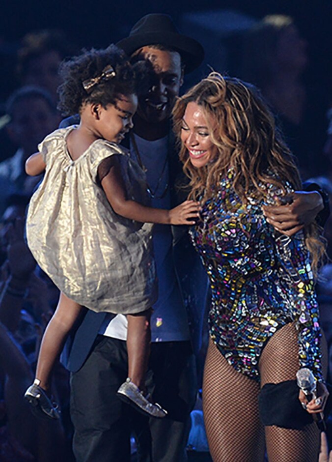 Jay-Z en dochter Blue Ivy bezochten Beyoncé op het podium.
