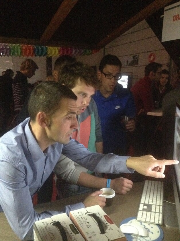 Broers Vincent en Olivier en schoonbroer Frederic volgen de laatste ontwikkelingen op de computer.