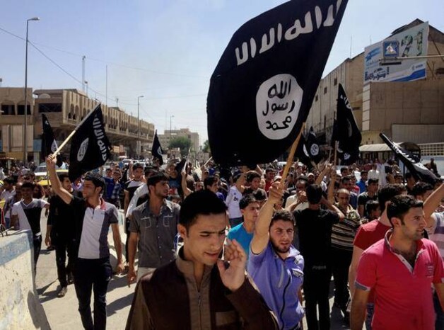 Bewoners van Mosul betogen voor IS. In de miljoenenstad heeft IS nu een islamitische bank geopend.