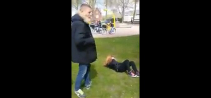 Het slachtoffer ligt na de klap op grond (rechts).