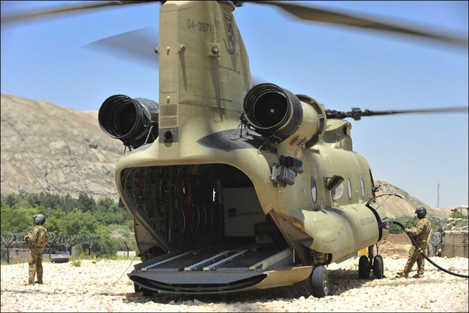 Een heli van de NAVO-troepenmacht ISAF wordt volgetankt in Afghanistan.