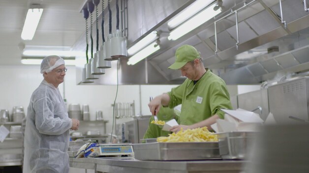 Het bedrijfsrestaurant van de VRT: porties friet in puntzakken zijn veel minder groot.