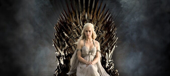 Daenerys van Huis Targarian op de troon in Game of Thrones.