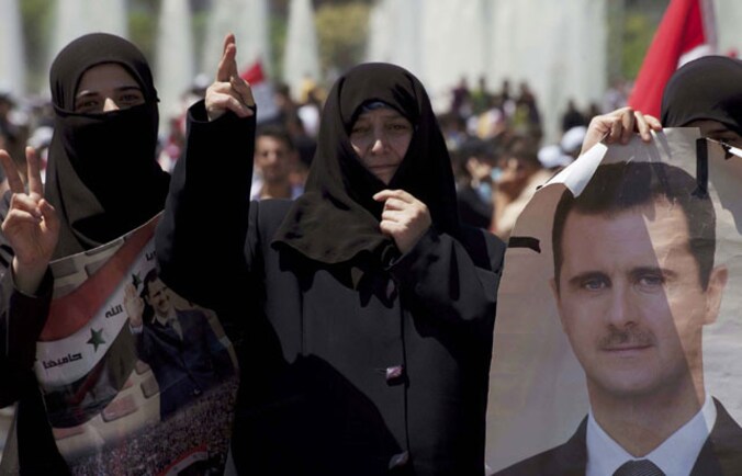 Vrouwen betuigen hun steun aan president al-Assad.