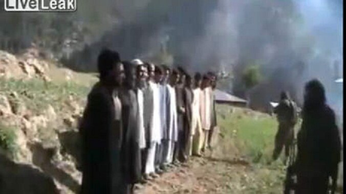 In juli 2011 verspreidden Pakistaanse talibanstrijders een video waarop te zien was hoe 17 ontvoerde agenten werden geëxecuteerd. (archieffoto)