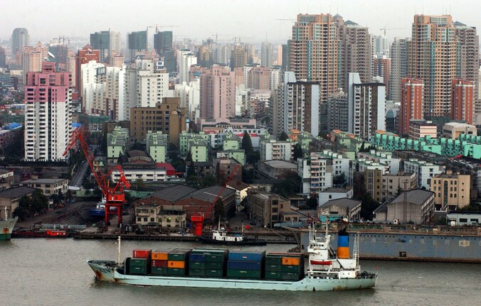 De skyline van Shanghai.