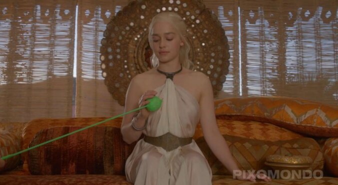 Actrice Emilia Clarke kijkt liefdevol naar een tennisbal, die later de draak Drogon wordt.