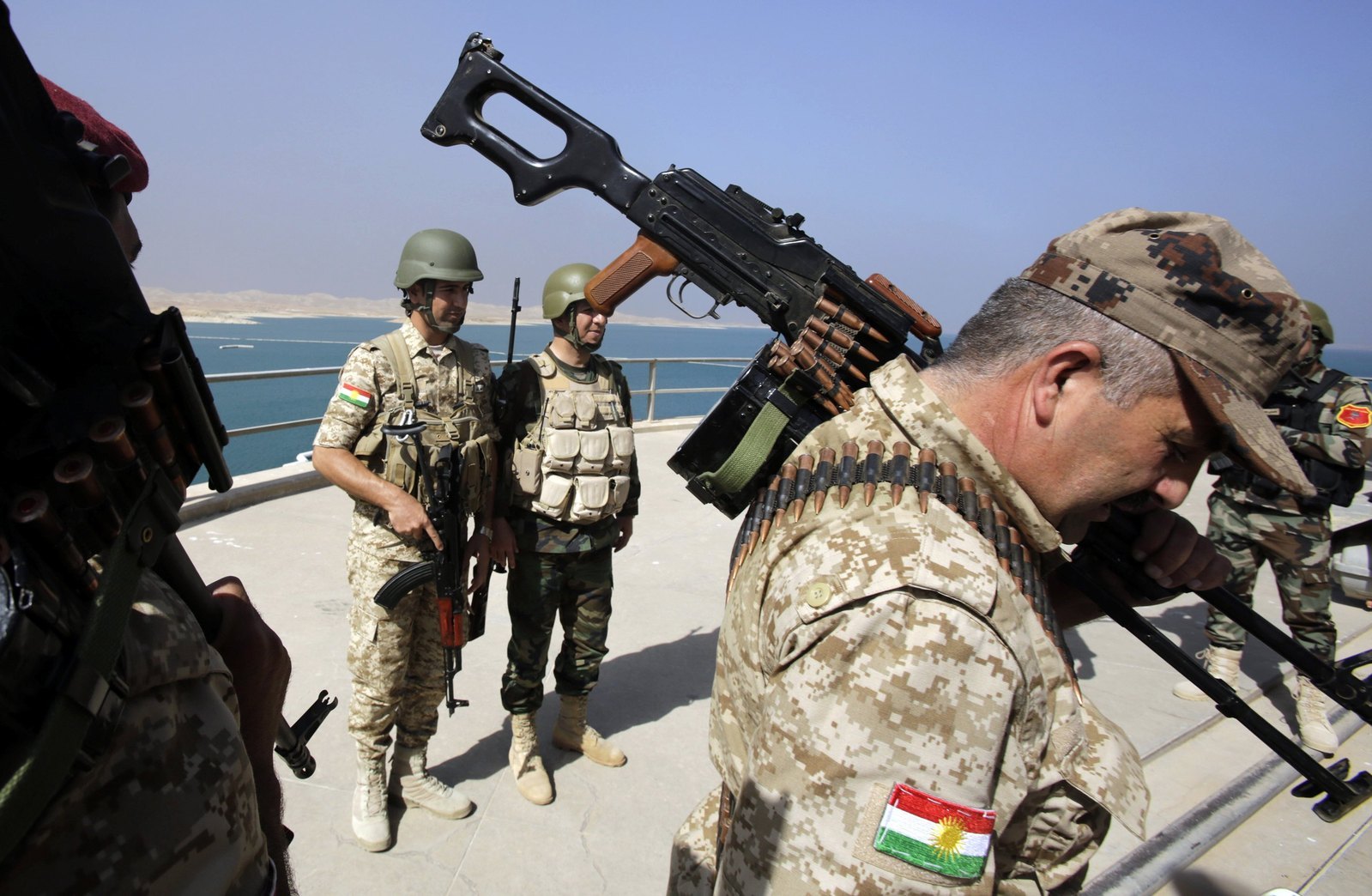 Koerdische Peshmerga-strijders bij de Mosul-dam in Noord-Irak. De VS bewapenen de strijders, die tegen IS vechten.