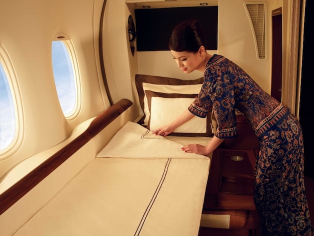 Een stewardess vormt je zetel in geen tijd om tot een bed