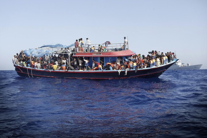 Een boot met meer dan 900 migranten in de Middellandse Zee.