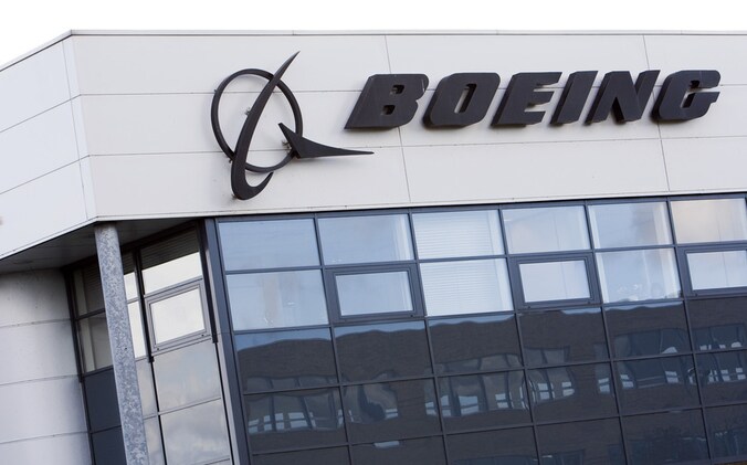 Bedrijfspand en logo van vliegtuigbouwer Boeing.