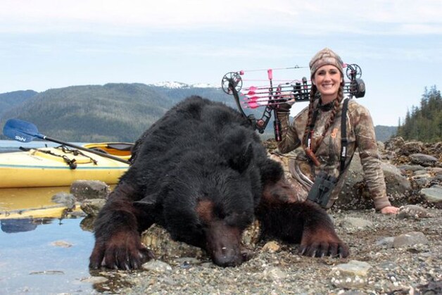 Melissa Bachman pakt op haar Facebookpagina ook uit met een beer die ze met pijl en boog velde.