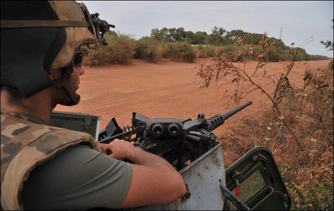 Franse soldaten controleren de toegangswegen naar de luchthaven van Timboektoe.
