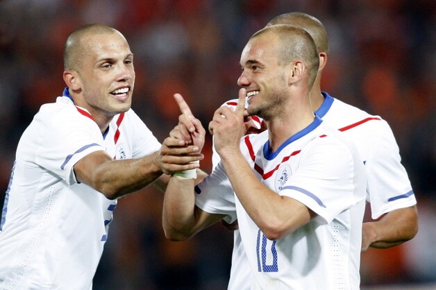 Heitinga (l) en Sneijder speelden regelmatig samen in het Nederlands elftal.