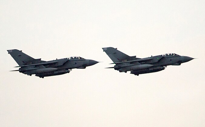 Twee Britse gevechtsvliegtuigen, genaamd RAF Tornado.