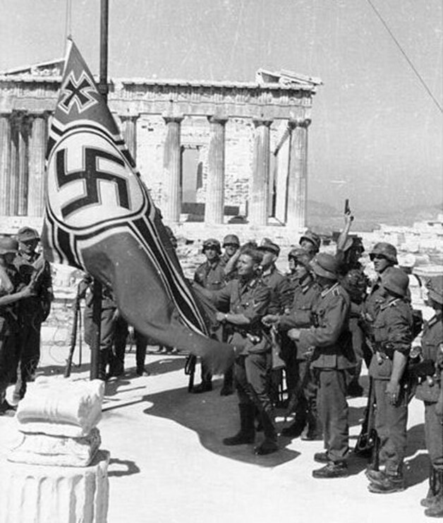 De nazi-bezetter hijst de vlag aan de Acropolis.