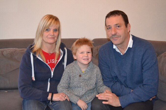 Johnny Tratsaert (52) en Carmen Despodt (44) met zoontje Mylan (5). Hij kwam ter wereld via een draagmoeder (niet op foto).