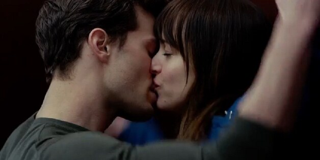 Screenshot uit de film: Christian Grey (Jamie Dornan) in innige omhelzing met Ana Steele (Dakota Johnson).