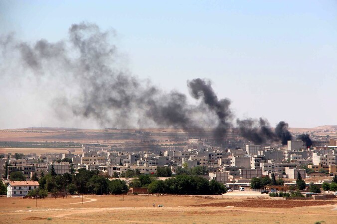 Een rookpluim boven Kobani, waar de gevechten tussen IS en Koerdische strijdkrachten zijn opgelaaid.
