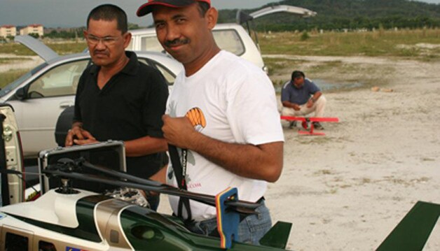 Zaharie Shah met zijn tweemotorige modelhelikopter.