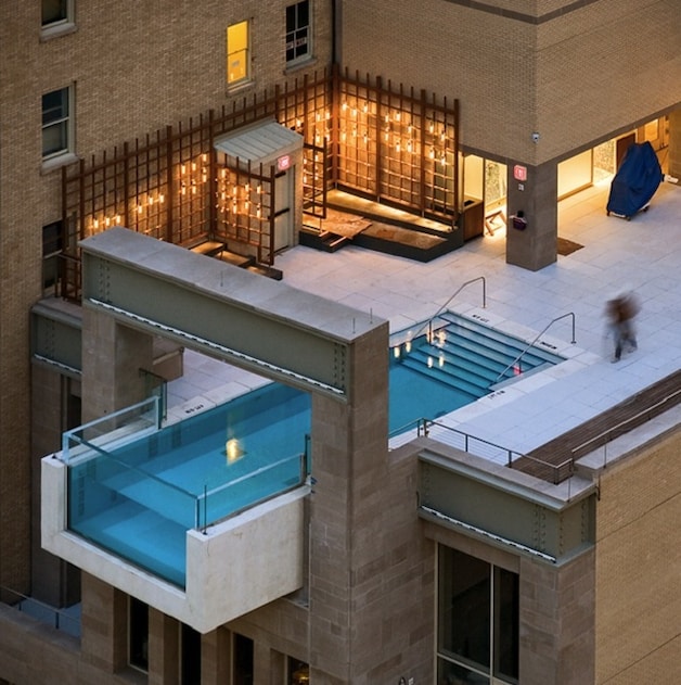 Een duik nemen met downtown Dallas als uitzicht kan in het Joule Hotel