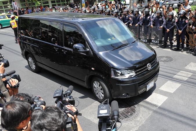 Voormalig premier Yingluck Shinawatra komt aan in de legerbasis in Bangkok.