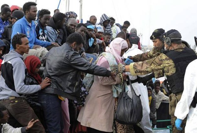 Somalische vluchtelingen komen aan in Malta.