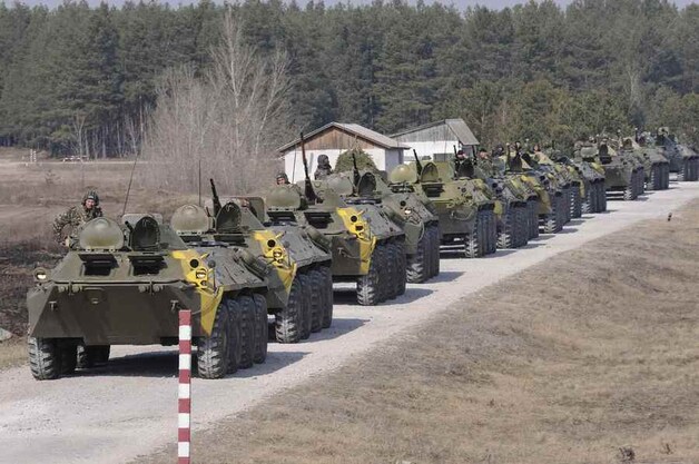 Oekraïense tanks in een militaire parade vlakbij Charkov.
