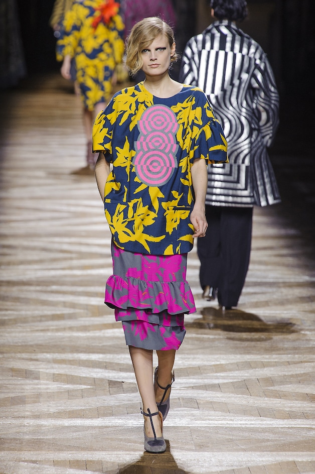 Voor zijn F/W 2014-collectie liet de ontwerper zich inspireren door de Engelse kunstenares Bridget Riley. Door haar psychedelische prints te combineren met kleurrijke bloemen, maakte hij nogmaals duidelijk de absolute meester in prints te zijn.