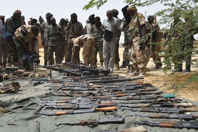 Tsjadische soldaten tonen de achtergelaten wapens van Boko Haram, nadat ze Malam Fatori in Nigeria wisten te heroveren, vorige week vrijdag.