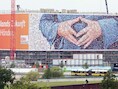 De poster met de handen van Angela Merkel beroert de Duitse gemoederen.