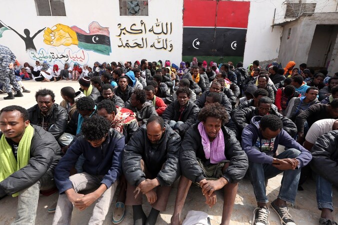 Migranten die hoopten per boot naar Europa te vluchten, zijn vlak voor vertrek opgepakt door Libische veiligheidstroepen. Ze zitten vast in het Abu Salim detentiecentrum in de Libische hoofdstad Tripoli.