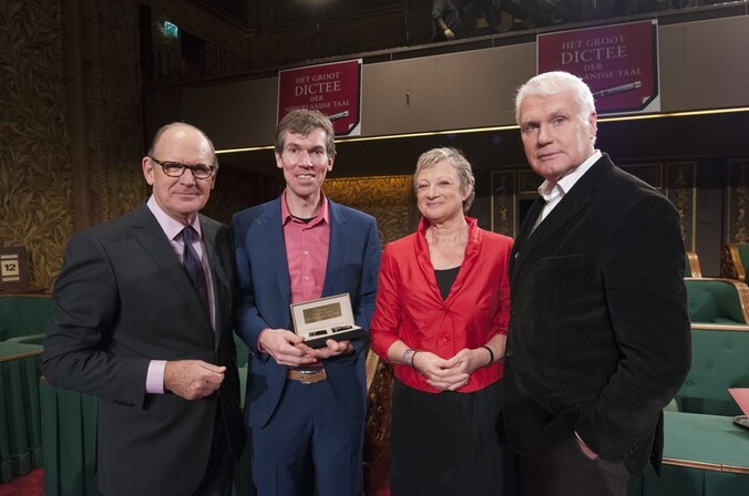 Winnaar Edward Vanhove met presentatoren Philip Freriks en Martine Tanghe. Adriaan van Dis (rechts) schreef het Groot Dictee.
