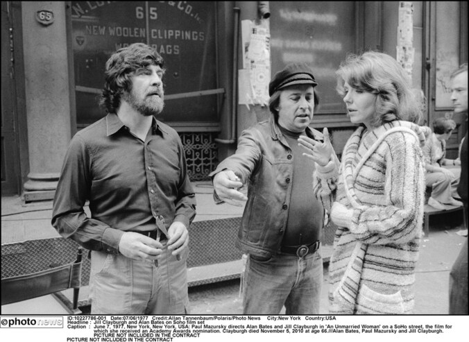 Paul Mazursky stuurt Alan Bates en Jill Clayburgh aan in 'An Unmarried Woman'.