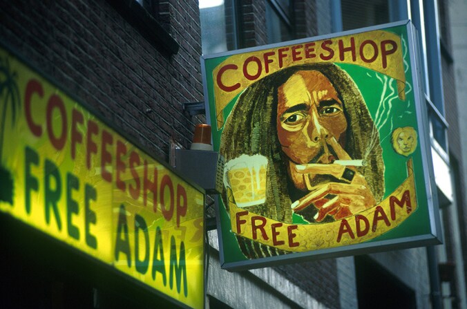 Sinds 1 mei mogen alleen Nederlanders, die zich eerst lid maken, wiet kopen in coffeeshops.