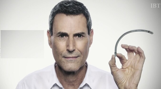 Illusionist Uri Geller heeft ervaring met buigbare iPhones.