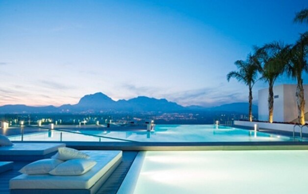 De Sierra Nevada ligt aan je voeten als je baantjes trekt in dit zwembad van de SHA Wellness Clinic in Alicante