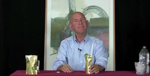 Bedenker Mark Phillips drinkt een Palcohol Cosmopolitan.