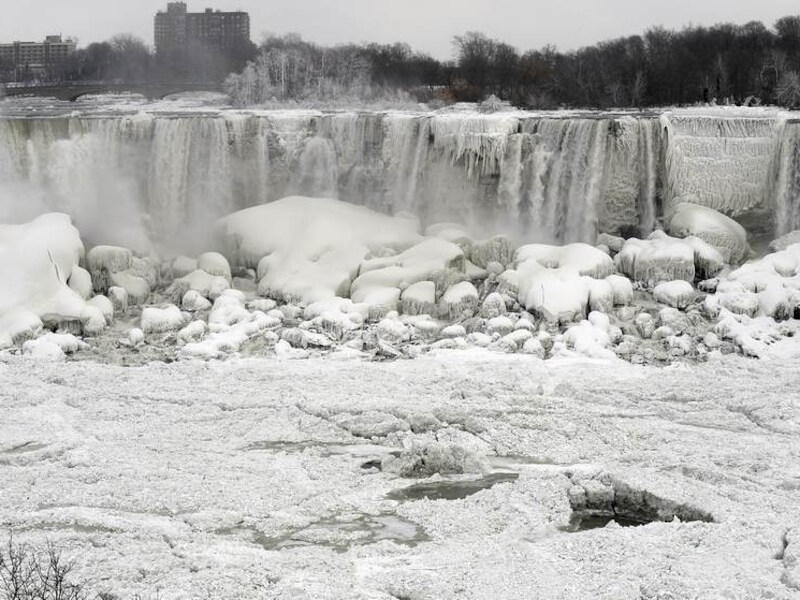 Foto van de bevroren Niagarawatervallen
