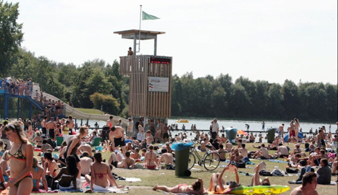 De brandweer, die duikoefeningen hield in De Blaarmeersen, merkte de peuter op.