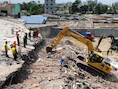 Reddingswerkers zijn bezig bij het ingestorte gebouw in Bangladesh