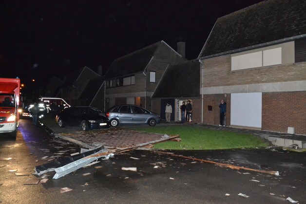 In de Stokveldewijk (Brugge) raakten ongeveer twintig huizen licht tot zwaar beschadigd. Verschillende daken belandden zelfs op de rijbaan.