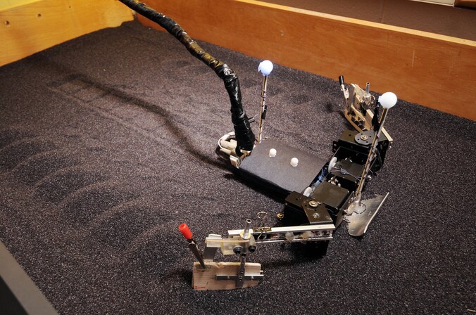 De flipperbot heeft twee houten plankjes als flippers.