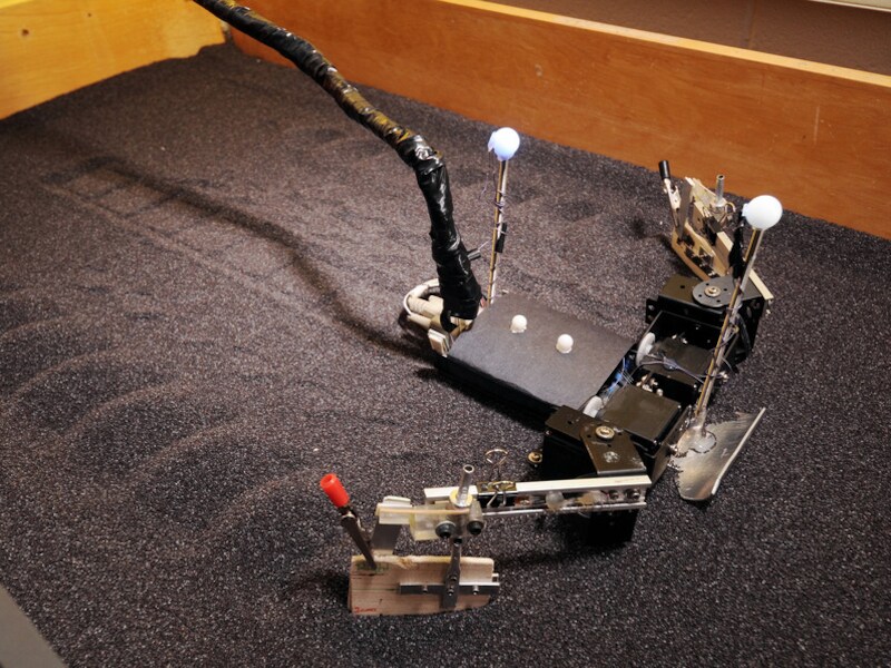 De flipperbot heeft twee houten plankjes als flippers.