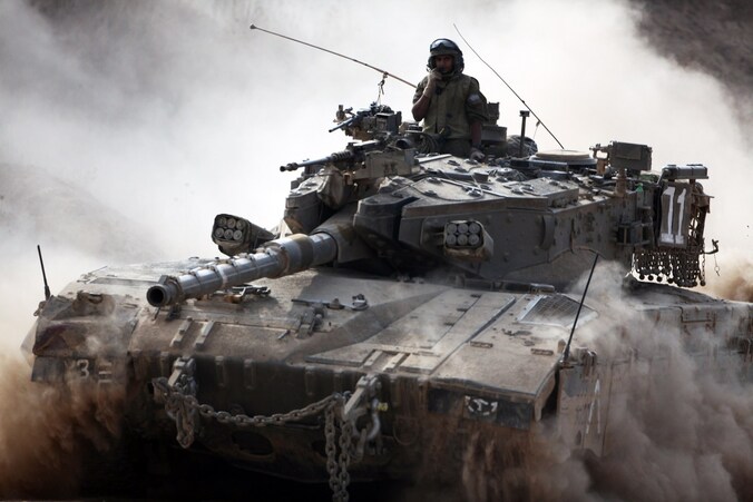 Een tank van het Israëlische leger rolt de grens bij de Gazastrook over.