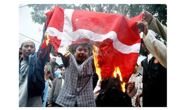 De Deense vlag wordt verbrand in Indonesië bij protest tegen de Mohammedspotprenten van Jyllands-Posten. Foto uit februari 2006.