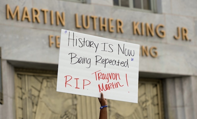 Een protestbord bij het Martin Luther King Jr. gebouw in Atlanta, Georgia.