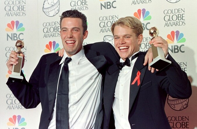 Affleck en Damon met hun Golden Globe die ze in 1998 wonnen met het scenario voor de film Good Will Hunting