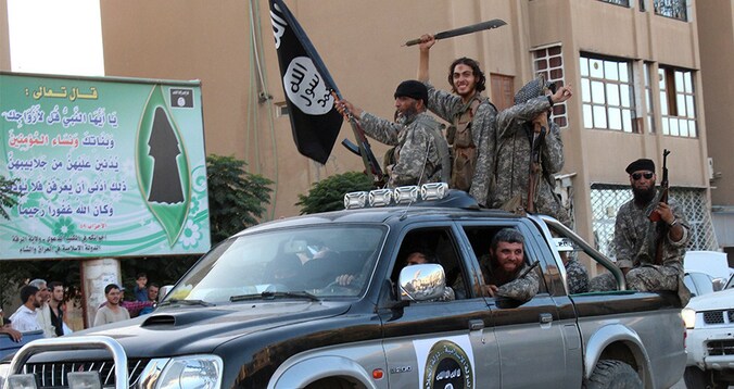 Strijders van de ISIS hielden zondag een soort militaire parade in de Syrische stad Raqqa. Verschillende buitgemaakte voertuigen van het Iraakse leger reden daarin mee.